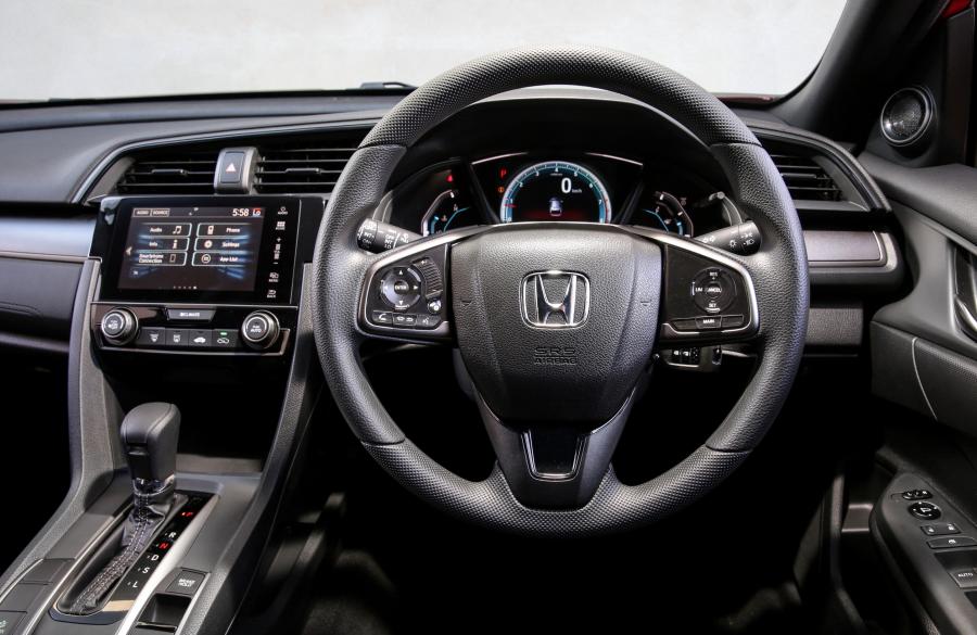 Панель приборов Honda Civic VTi Hatchback 2017 года  (AU) (фото 35 из 40)